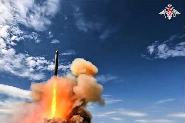 Rusia prueba nuevo misil balístico intercontinental en medio de tensiones nucleares