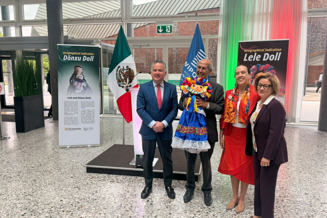 Santiago Nieto destaca valor cultural de las muñecas Lele y Dönxu en la OMPI