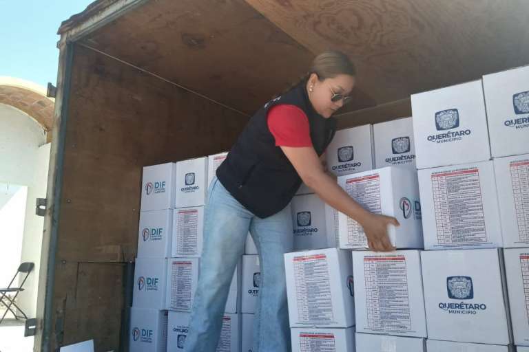 Sistema Municipal DIF entrega apoyos alimentarios para adultos mayores
