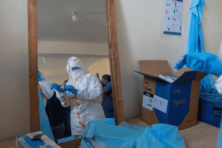 Aíslan a un hombre sospechoso de contagio por ébola en Italia tras regresar de África