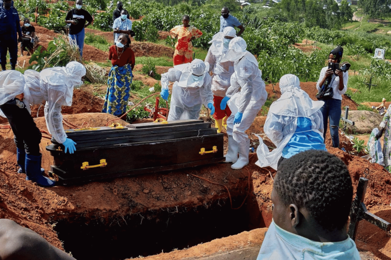Ébola en Congo supera los 320 casos confirmados