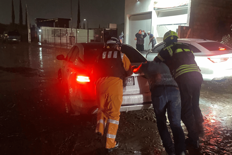Lluvia de anoche en Querétaro colapsan vialidades y deja vehículos varados
