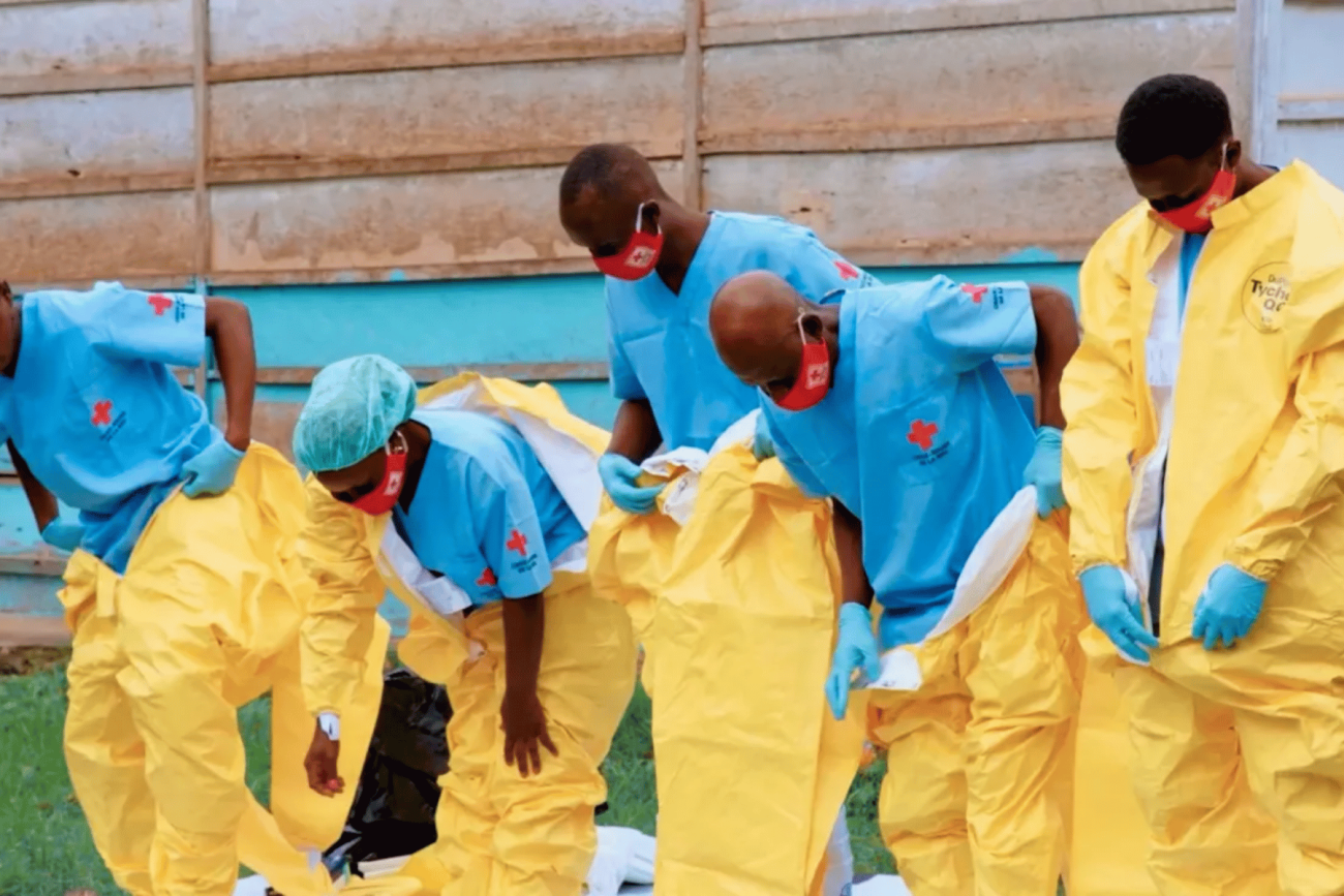 Médicos enfrentan el brote de ébola en el Congo entre escasez de recursos