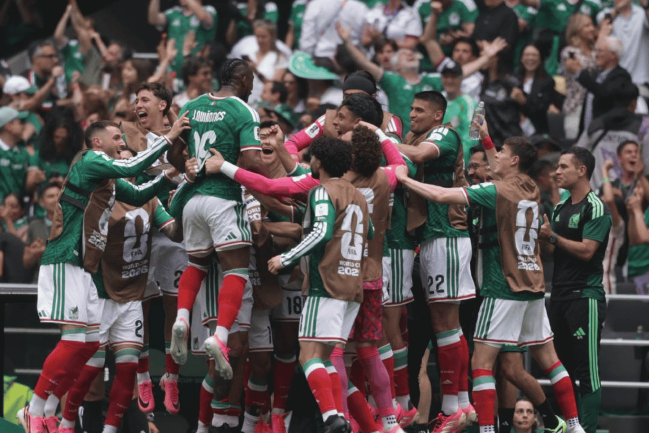 Selección Mexicana vence 2 -0 a Sudáfrica y recupera la ilusión