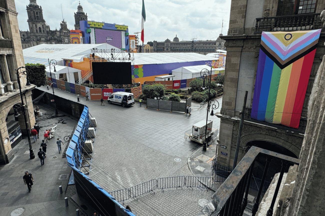 Zócalo permanece blindado previo al Mundial mientras aficionados esperan ingresar al Fan Fest