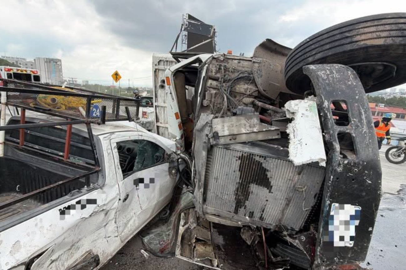Camión se queda sin frenos y provoca carambola en la carretera 57
