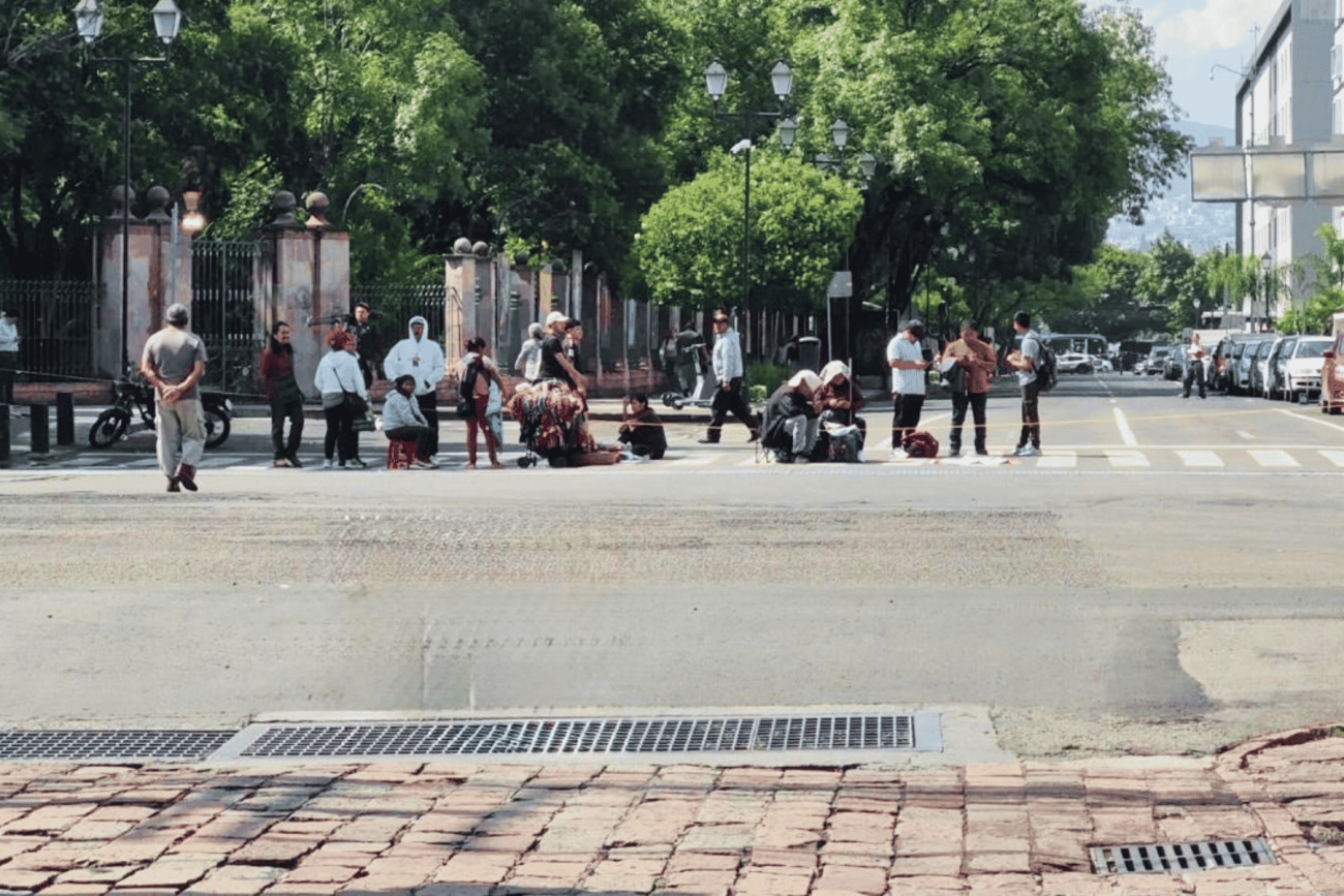 Manifestantes bloquean Av. Zaragoza y Corregidora tras decomiso de mercancías en el Centro Histórico