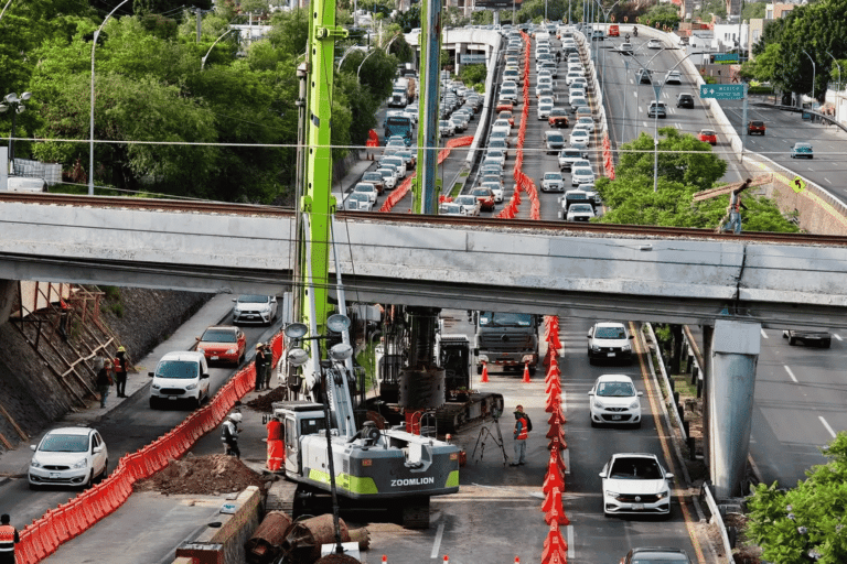 Piden al transporte de carga respetar restricciones por obras del tren México-Querétaro