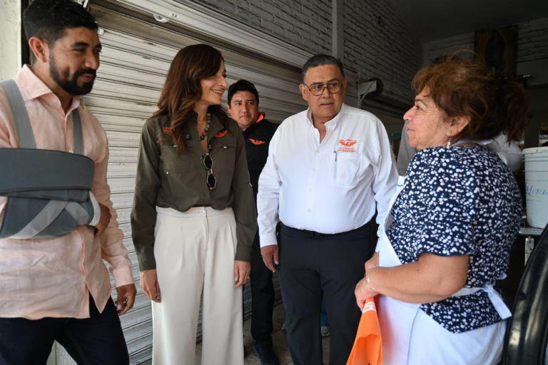 Armando Rivera escucha a comerciantes de Santa Rosa Jáuregui