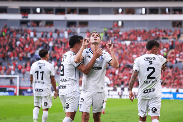 Club Querétaro sorprende 3-1 al Atlas y mete a Gallos Blancos en zona de Liguilla
