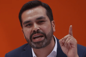Jorge Álvarez Máynez dialoga con jóvenes de Querétaro en la UAQ