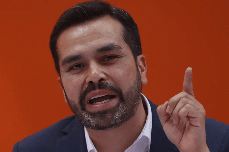 Jorge Álvarez Máynez dialoga con jóvenes de Querétaro en la UAQ