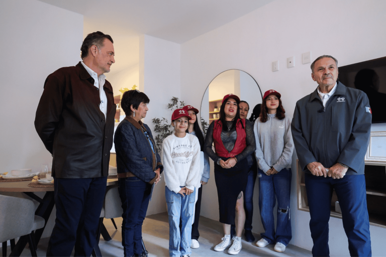 Mauricio Kuri entrega viviendas en San Juan del Río