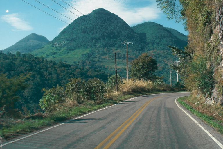 Nueva planta de asfalto en Jalpan permitirá optimizar el mantenimiento carretero en la Sierra