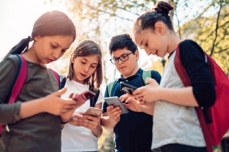 SEP consultará a maestros en consejo técnico sobre uso de celulares en escuelas