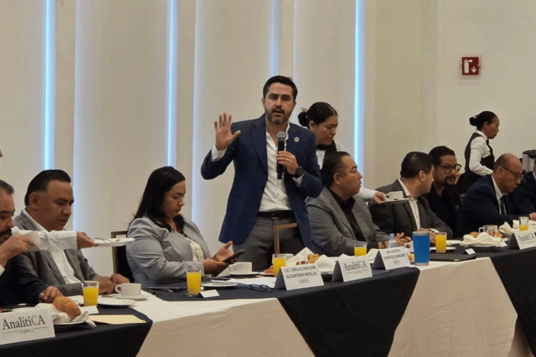 Agustín Dorantes pide a abogados participar en soluciones para Querétaro