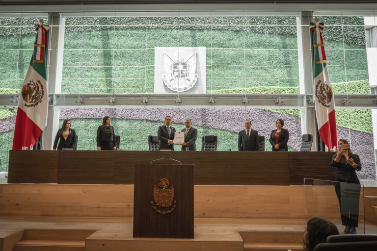 Eric Gudiño entrega Quinto Informe ante la Legislatura de Querétaro