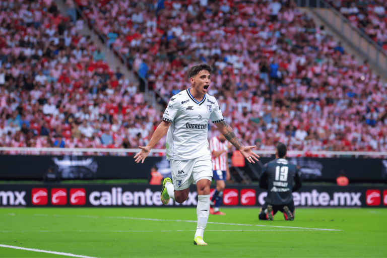 Gallos Blancos sorprende a Chivas y gana 2-0 en el Estadio Akron