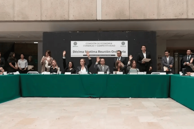 Ley antimemes avanza en comisiones con respaldo de Morena y críticas por libertad de expresión