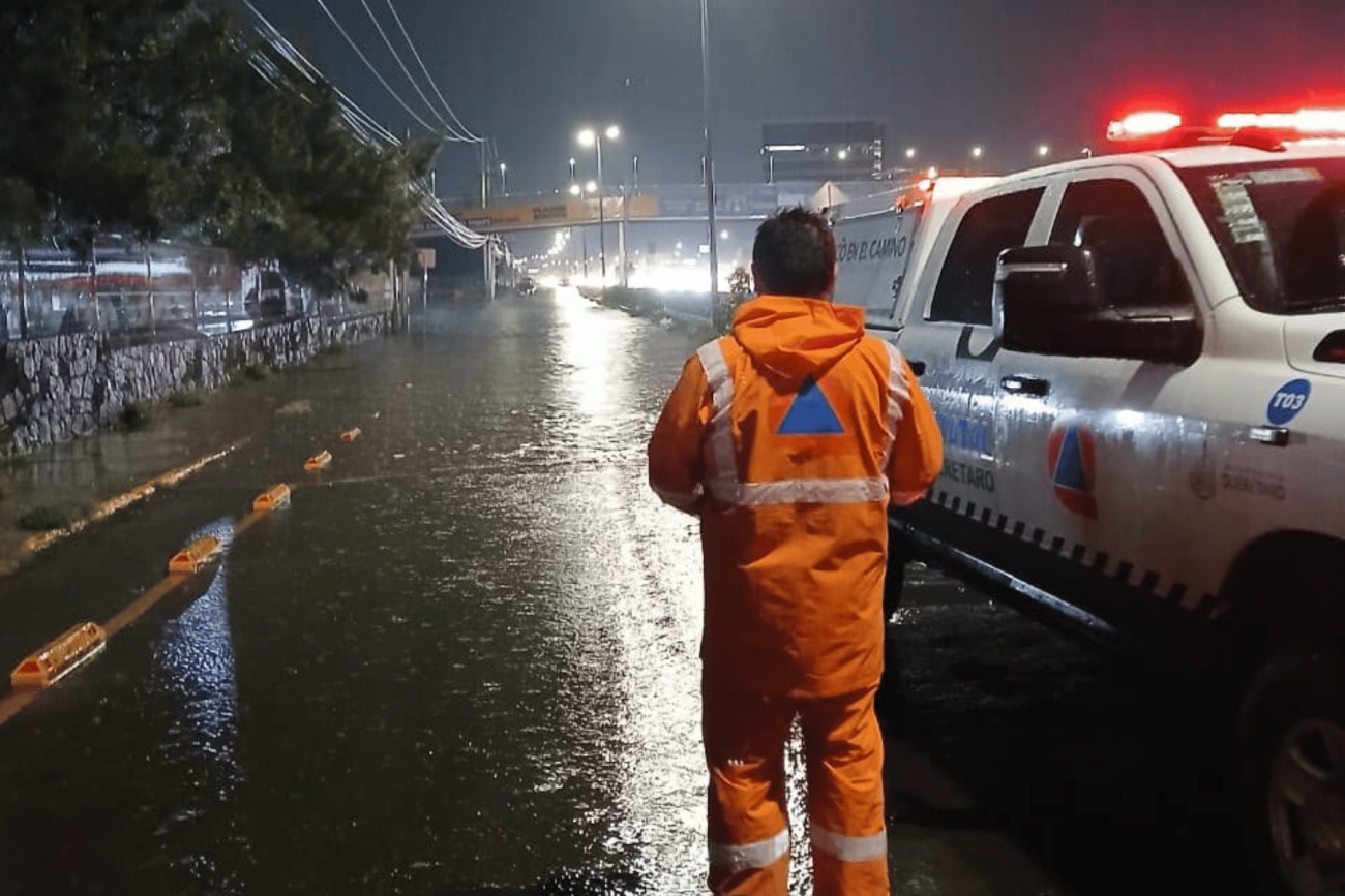 Lluvias dejan anegaciones y vehículos varados en Querétaro