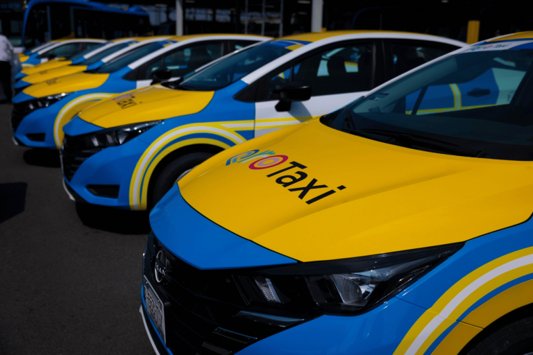 Mauricio Kuri entrega títulos a concesionarios de Qrotaxis y anuncia nuevas unidades