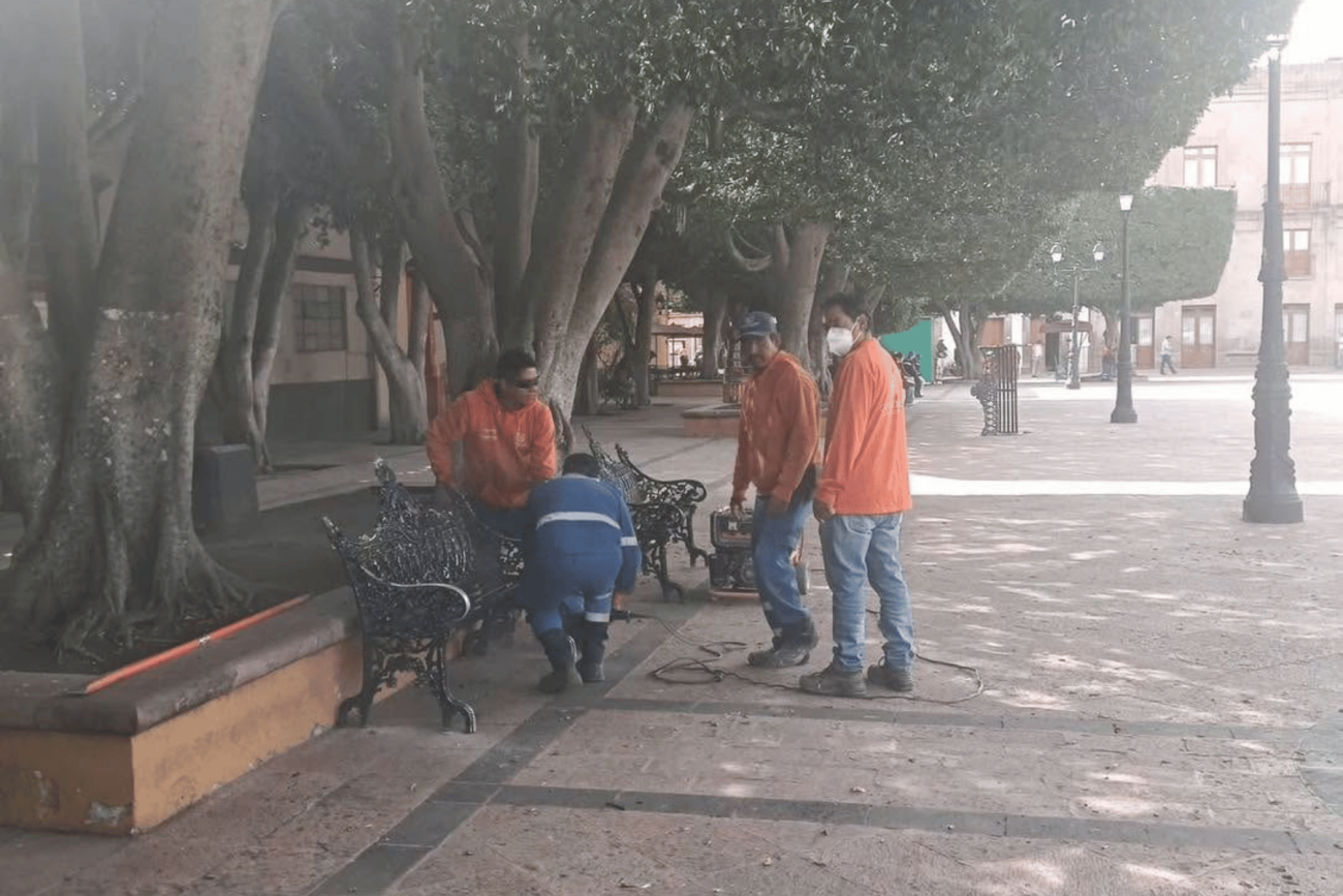 Municipio de Querétaro retira 17 bancas del Jardín Guerrero para mantenimiento; serán reinstaladas el lunes