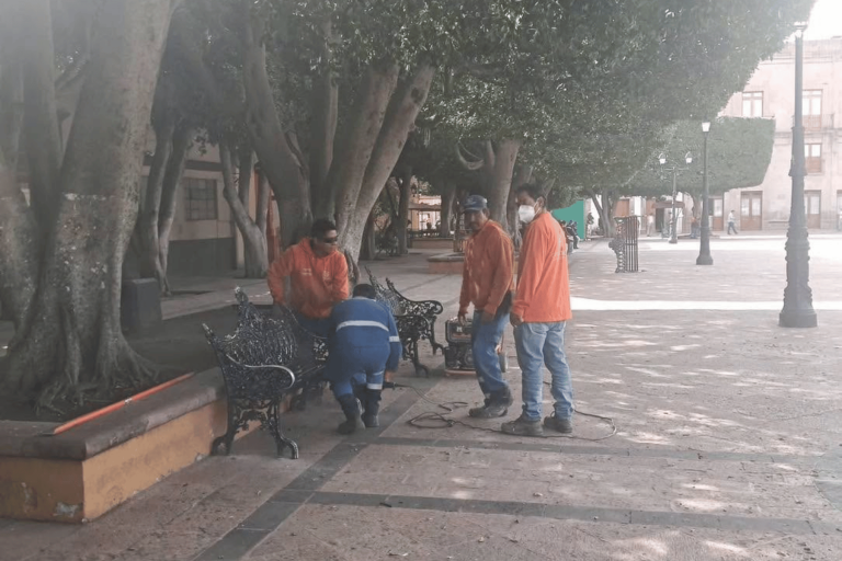 Municipio de Querétaro retira 17 bancas del Jardín Guerrero para mantenimiento; serán reinstaladas el lunes