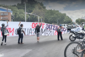 Protestan en Avenida Constituyentes contra apertura del carril confinado a autos