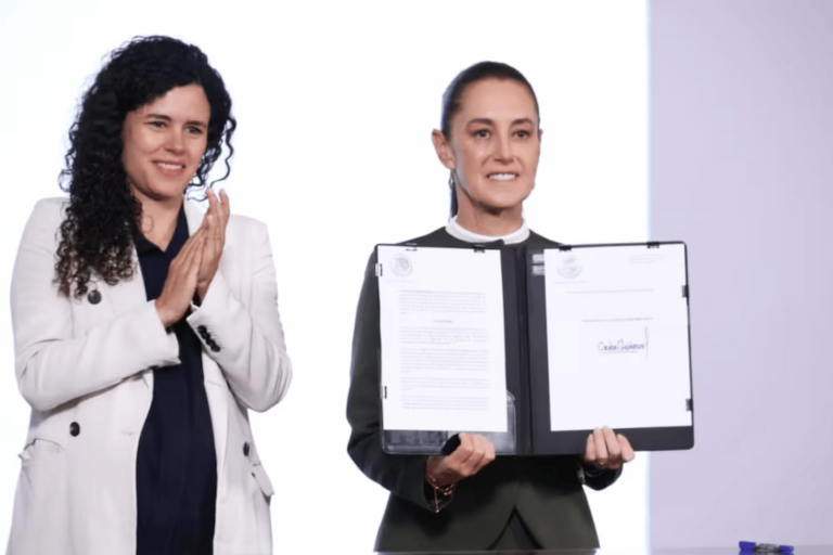 Claudia Sheinbaum firma decreto para regular contenidos digitales y proteger a menores