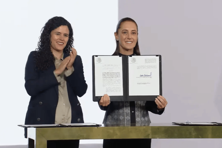 Claudia Sheinbaum firma reforma que restringe doble nacionalidad para candidaturas desde 2028