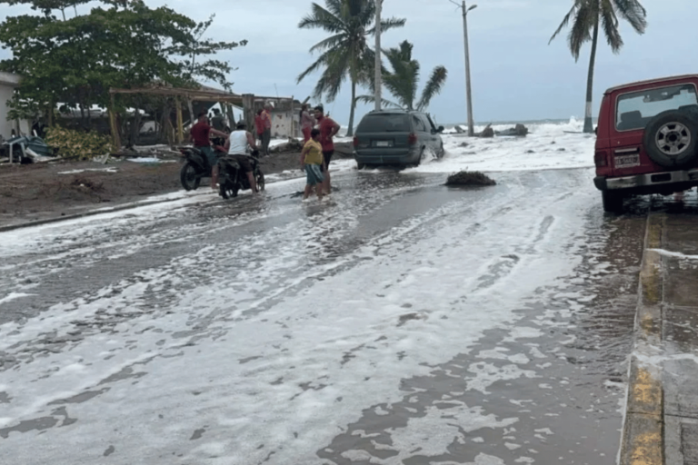 Huracán Rachel alcanza categoría 2 y amenaza con lluvias muy fuertes en el Pacífico