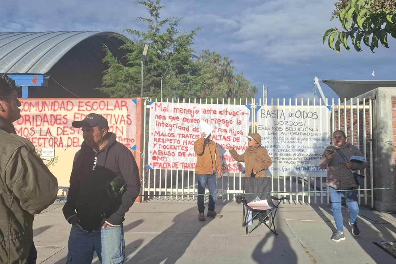 La Pradera: padres exigen cambios en escuela primaria mientras otro grupo pide abrir el plantel
