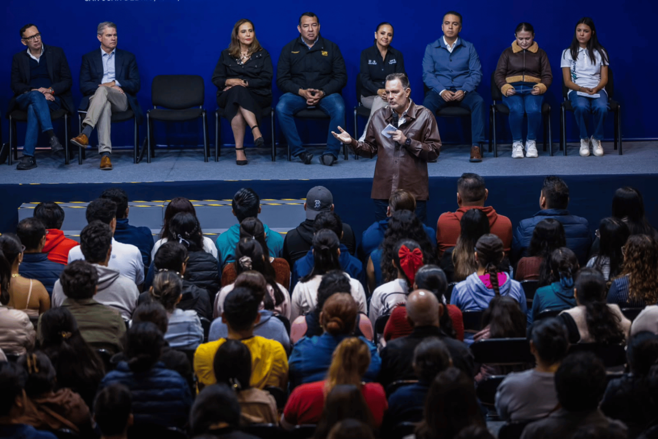 Mauricio Kuri entrega becas por 880 mil pesos a estudiantes de Querétaro