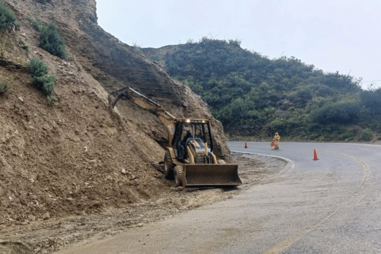 SICT Querétaro atiende derrumbes en la carretera San Juan del Río-Xilitla por lluvias en la Sierra Gorda