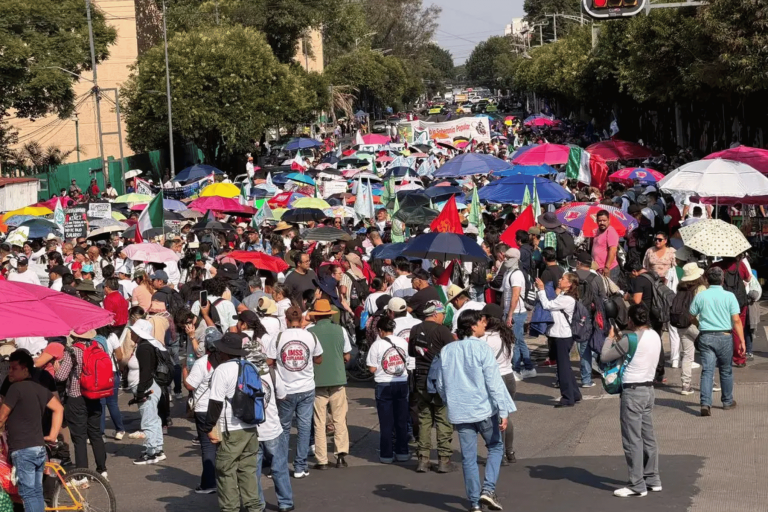 Trabajadores del IMSS marchan a nivel nacional y exigen destinar 7% del PIB a salud